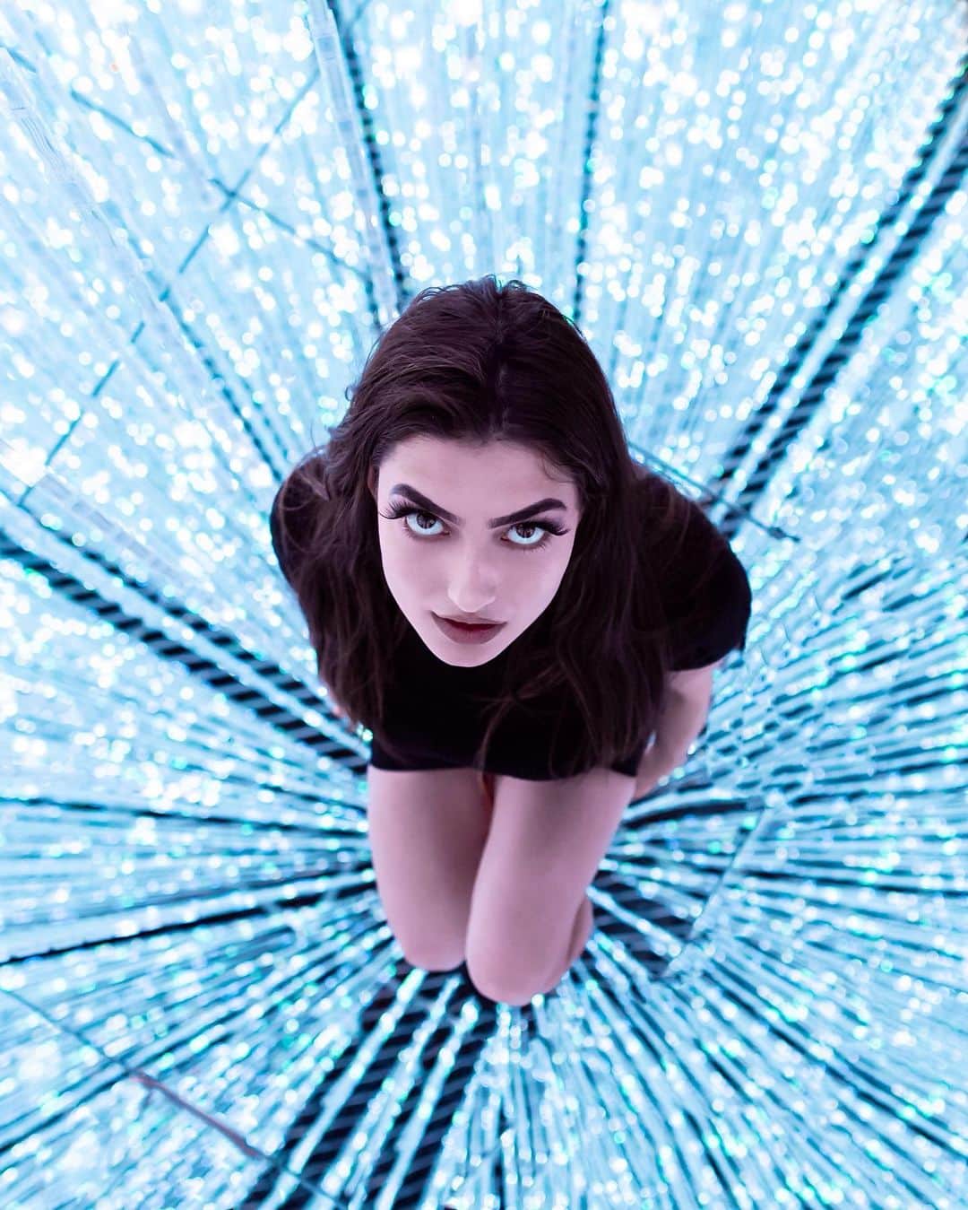 レイチェル・レビンのインスタグラム：「As you can see, I’m covering my tushy because the floor is mirrors. And Swipe to see LITERALLY EVERYONE BEING IN MY DANG PICTURE!! The audacity😤 (this is sarcasm in case you can’t real it through text. Rclbeauty would never)」