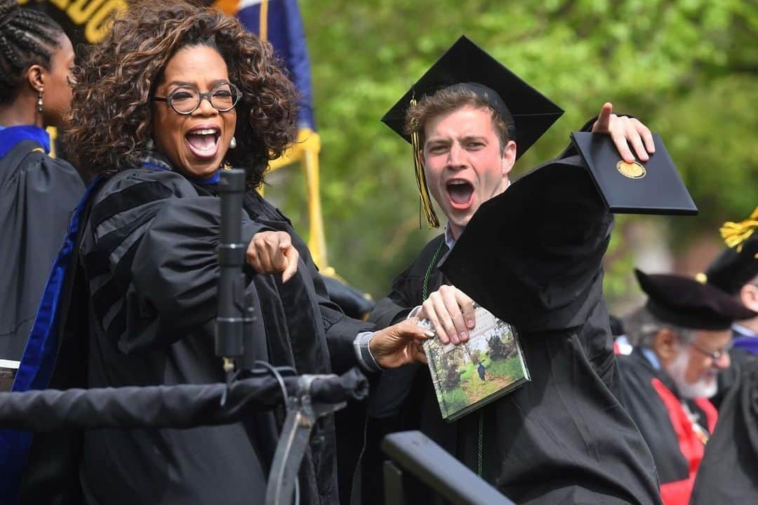 オプラ・ウィンフリーさんのインスタグラム写真 - (オプラ・ウィンフリーInstagram)「I don’t know who this guy is but he sure is happy to graduate! I shook hands with all 571 members of @coloradocollege's Class of 2019 and gave them a copy of The Path Made Clear. 📸: Jerilee Bennett/The Gazette」5月20日 9時31分 - oprah