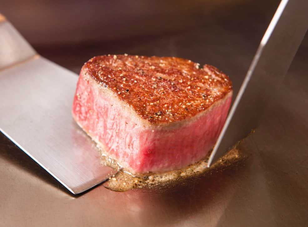 ホテルグランヴィア大阪さんのインスタグラム写真 - (ホテルグランヴィア大阪Instagram)「上質の牛肉とフレンチテイストの一品をお楽しみいただける、月替わりの季節限定 鉄板焼ランチコース「季（こよみ）」。 5月は初夏も美味しい毛ガニを使った贅沢な冷前菜🦀 アボカドのタルタルに毛ガニと帆立貝を合わせ、赤ピーマンのソースとハーブで、旬の味わいを引き立てます。 * #毛ガニ #鉄板焼 #レストラン #ランチ #ディナー #ホテル #グルメ #大阪 #梅田 #ホテルグランヴィア大阪 #季流 #crab #foodie #teppanyaki #food #restaurant #lunch #dinner #hotel #osaka #umeda #hotelgranviaosaka #kiryu」5月20日 9時33分 - hotel_granvia_osaka