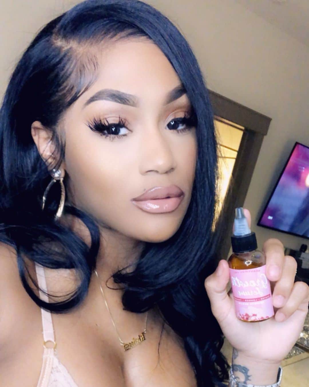 Lira Mercerさんのインスタグラム写真 - (Lira MercerInstagram)「Y’all know my edges stay laid so I want to put y’all on @beautifuljaycollection hair growth serum . This is one of the best hair growth serums hands down ! Grab your bottle so you can grow your edges & slay this summer like me 💁🏽‍♀️ AND they are giving my loyal followers a discount use my code “LIRA” for 10% off your purchase ✨TODAY ONLY✨! @beautifuljaycollection」5月20日 9時34分 - lira_galore