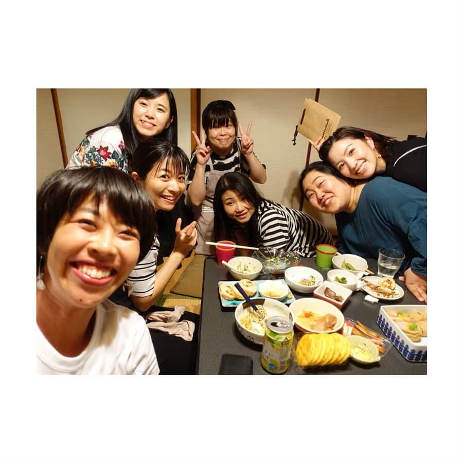 徳永えりさんのインスタグラム写真 - (徳永えりInstagram)「... 令和になってから初めての開運飯会🍙✨ この日は吉本新喜劇東京公演の為にいらしてた、 島田珠代さんが初参加🙌 新喜劇育ちの私は感激して、 またぶるぶると震えて涙…🥺 (内場さん、藤井さんの時のよう) らぶちゃんのお誕生日祝い、 そして私の分までお祝いしていただき、 この会はいつも温かいなぁと感じます🌷 関さんの美味しい美味しいパワーフードを食べ、 カードゲームをして沢山笑った1日でした☺️🌸」5月20日 9時35分 - eri_tokunaga.official