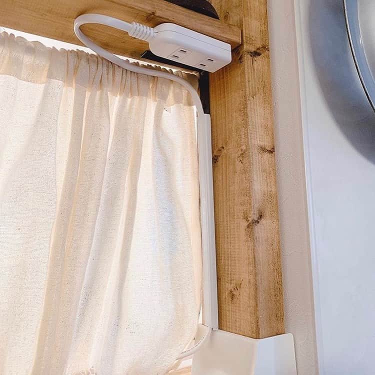 いなざうるす屋さんのインスタグラム写真 - (いなざうるす屋Instagram)「朝のお味噌ショット💕💕 次女ちゃん自ら撮ってー！って言ってきたんだって。 可愛すぎるにも程がある！ Come home! の表紙みたい💕 . お！キッチンカウンターにラブリコ @labrico_heianshindo 発見！ こんな使い方もあるんだー！ . しかも見てよ奥さん3枚目。 なんと機能的な！ DIYならではですな。 いよっ天才的！ . ネジ枝ロングとユキノシタさんを可愛ゆく飾ってくれて嬉しいぜよー！ . @shiiiipon0807_home さん💕 #いなざうるす屋さんタグありがとぉ ！ . #diyインテリア #インテリア #セルフリノベーション #diy #リノベーション #diy女子 #フェイクグリーン #観葉植物 #インテリアグリーン #fakegreen #interiorgreen #zakka #造花 #アーティフィシャルフラワー #artificialflower #artificial」5月20日 9時47分 - inazaurusu_ya