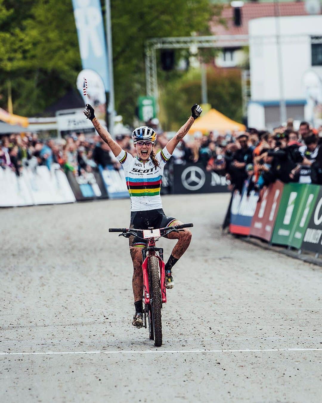 レッドブルさんのインスタグラム写真 - (レッドブルInstagram)「When it rains, she reigns. Swipe ⬅️ see defending UCI World Champion Kate Courtney in full-charge claiming her first elite #XC #WorldCup #victory. 🥇🚵‍♀️: @kateplusfate 🥉🚴‍♀️: @yanabelomoina 📸: @wolisphoto #UCI #champ #crosscountry #elite #bike #mtb #redbull #givesyouwings」5月20日 9時40分 - redbull