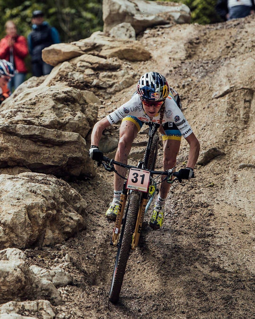 レッドブルさんのインスタグラム写真 - (レッドブルInstagram)「When it rains, she reigns. Swipe ⬅️ see defending UCI World Champion Kate Courtney in full-charge claiming her first elite #XC #WorldCup #victory. 🥇🚵‍♀️: @kateplusfate 🥉🚴‍♀️: @yanabelomoina 📸: @wolisphoto #UCI #champ #crosscountry #elite #bike #mtb #redbull #givesyouwings」5月20日 9時40分 - redbull