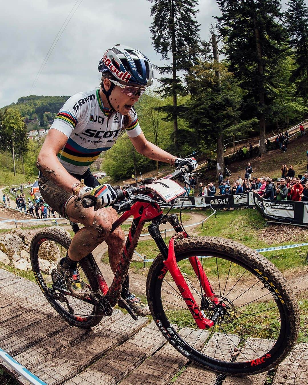 レッドブルさんのインスタグラム写真 - (レッドブルInstagram)「When it rains, she reigns. Swipe ⬅️ see defending UCI World Champion Kate Courtney in full-charge claiming her first elite #XC #WorldCup #victory. 🥇🚵‍♀️: @kateplusfate 🥉🚴‍♀️: @yanabelomoina 📸: @wolisphoto #UCI #champ #crosscountry #elite #bike #mtb #redbull #givesyouwings」5月20日 9時40分 - redbull