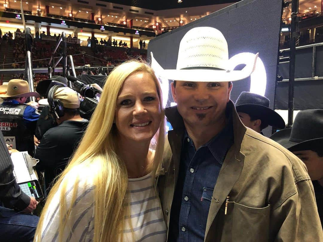 ホリー・ホルムさんのインスタグラム写真 - (ホリー・ホルムInstagram)「Too much fun at the @pbr ! I say it all the time.... these guys are amazing and much braver than I. I can’t imagine what it takes to do what they do. And thank you to everyone who makes this event happen and takes care of us. What a treat. I get excited every time I go. Has me pumped for my next week of training 👊🏼 always good to see good friends and good hearted people. And thank you Ty Murray and Bo for coming to the gym and seeing part of our world. Much love and respect to you and your families . @paigedmurray @flintrasmussen」5月20日 9時50分 - hollyholm