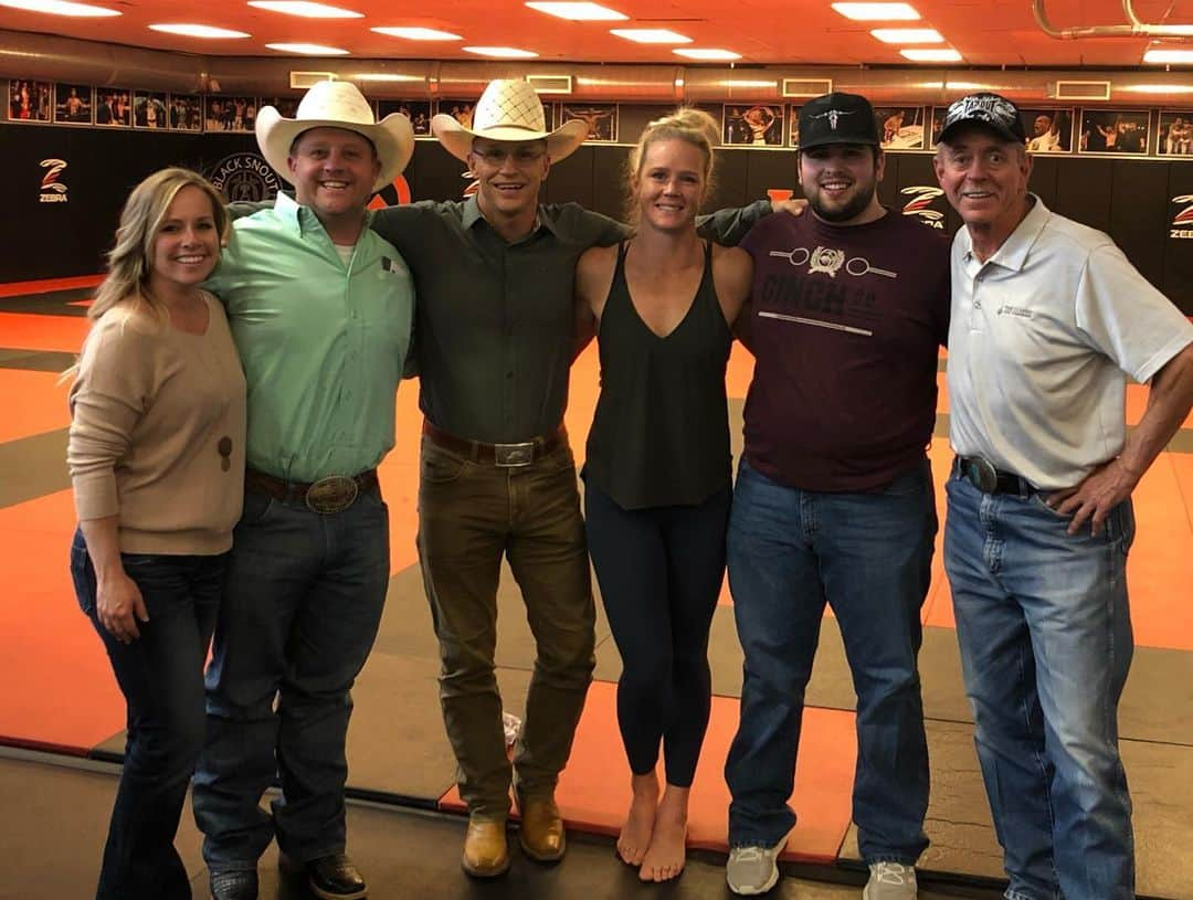 ホリー・ホルムさんのインスタグラム写真 - (ホリー・ホルムInstagram)「Too much fun at the @pbr ! I say it all the time.... these guys are amazing and much braver than I. I can’t imagine what it takes to do what they do. And thank you to everyone who makes this event happen and takes care of us. What a treat. I get excited every time I go. Has me pumped for my next week of training 👊🏼 always good to see good friends and good hearted people. And thank you Ty Murray and Bo for coming to the gym and seeing part of our world. Much love and respect to you and your families . @paigedmurray @flintrasmussen」5月20日 9時50分 - hollyholm