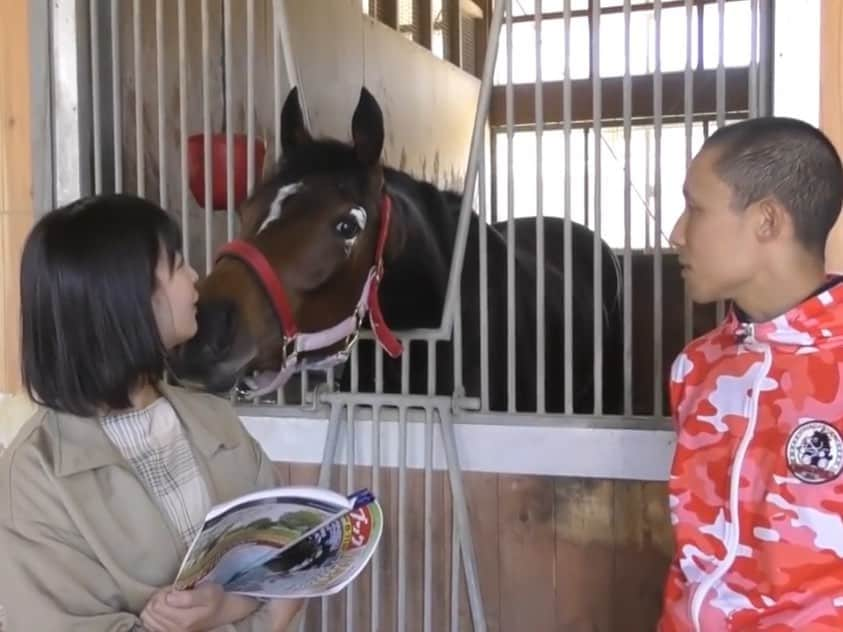 稲富菜穂さんのインスタグラム写真 - (稲富菜穂Instagram)「昨日は東京競馬場センターコートにてオークストークショーに出演させて頂きました🙇‍♂️. . 沢山の方と楽しい時間を過ごせて幸せでした🌹. 女子だらけのイベントってやっぱり楽しい😭💕. みんなどこかしらオークスにちなんでお花コーデでしたっ💐✨. . そしてオークスを勝ったのは、 ラヴズオンリーユー🐴💕. . コースレコードで、 そして無敗馬でオークス馬！ 鞍上のM・デムーロ騎手もクラシック制覇と凄い記録ばかり👏✨. . 強かった、強かった！！. 強いし取材させて頂くときは可愛いなんて😌💕. . おめでとうございます㊗️🍾🎉. とてもステキなオークスでした💐. . #競馬 #keiba #東京競馬場 #センターコート #津田麻莉奈 さん #磯道はるか ちゃん #守永真彩 ちゃん #稲富菜穂 #オークス #女子会 的な #トークショー でした✌️. #ラヴズオンリーユー #おめでとうございます」5月20日 9時52分 - inatomi74