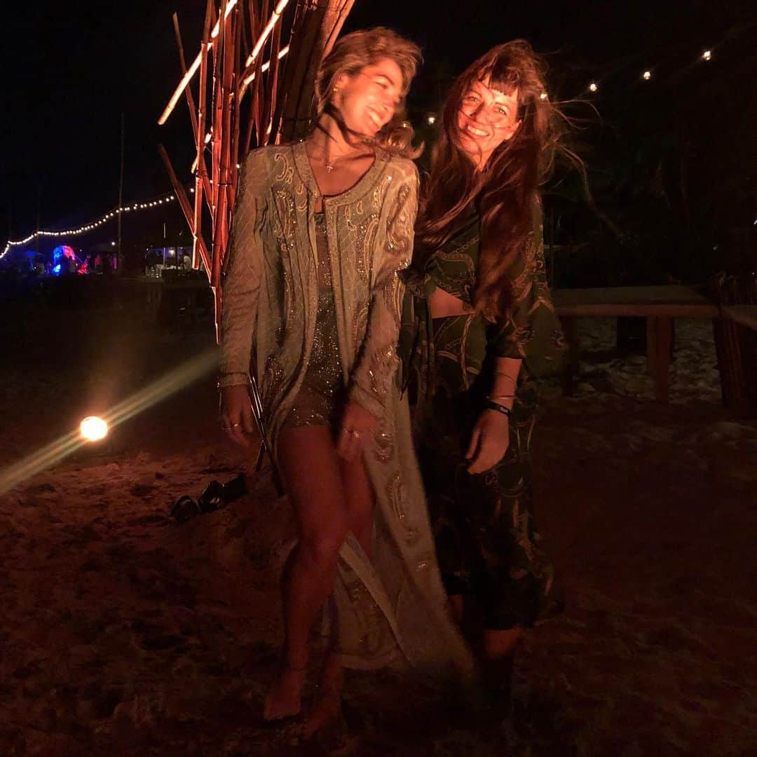 アシュリー・ハートのインスタグラム：「Magic! Magic! Magic! @b.ree_e  @summit #tulum #fullmoon」