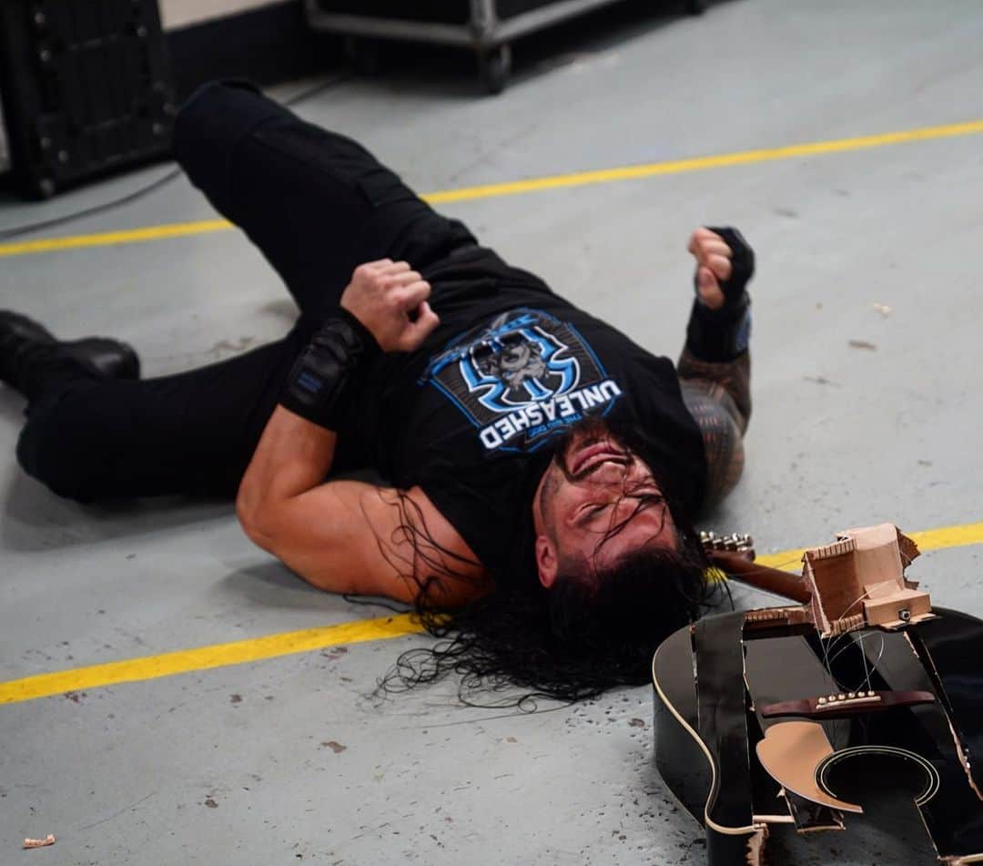 WWEさんのインスタグラム写真 - (WWEInstagram)「@romanreigns is left hurting after a sneak attack from @iameliaswwe will he be able to compete?!! #MITB」5月20日 10時00分 - wwe