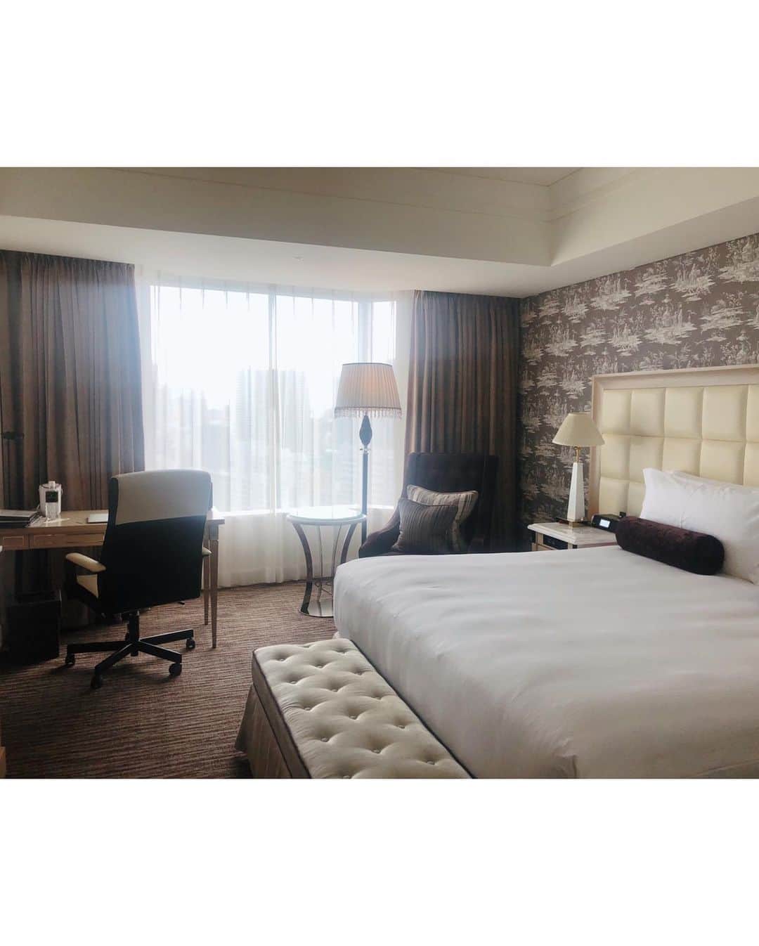長谷川朋美さんのインスタグラム写真 - (長谷川朋美Instagram)「#ナイスビュー 😆‼︎ 本日はこちらから出勤✨ 昨夜遅くまで都内で予定があり、今朝も1日都内で講座開催のため、#インターコンチ に宿泊♡ ・ たまには都会もいいね👍 ・ #duallife #work #business #hotel #hotelstay #tokyo #tokyodays #luxury #niceview #goodmorning #morning」5月20日 10時00分 - hasegawa.elena.tomomi