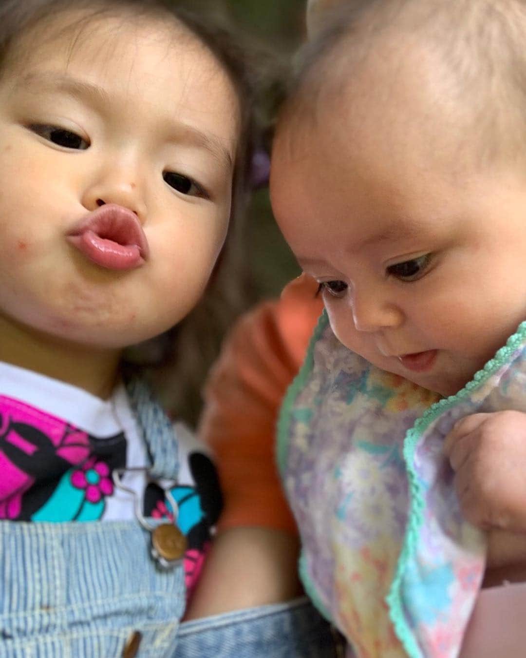 土屋アンナさんのインスタグラム写真 - (土屋アンナInstagram)「お姉ちゃんは最近 ちゅう💋が好き にいなぁって言ってちゅうするの💋  #baby #sisters」5月20日 10時14分 - annatsuchiya0311