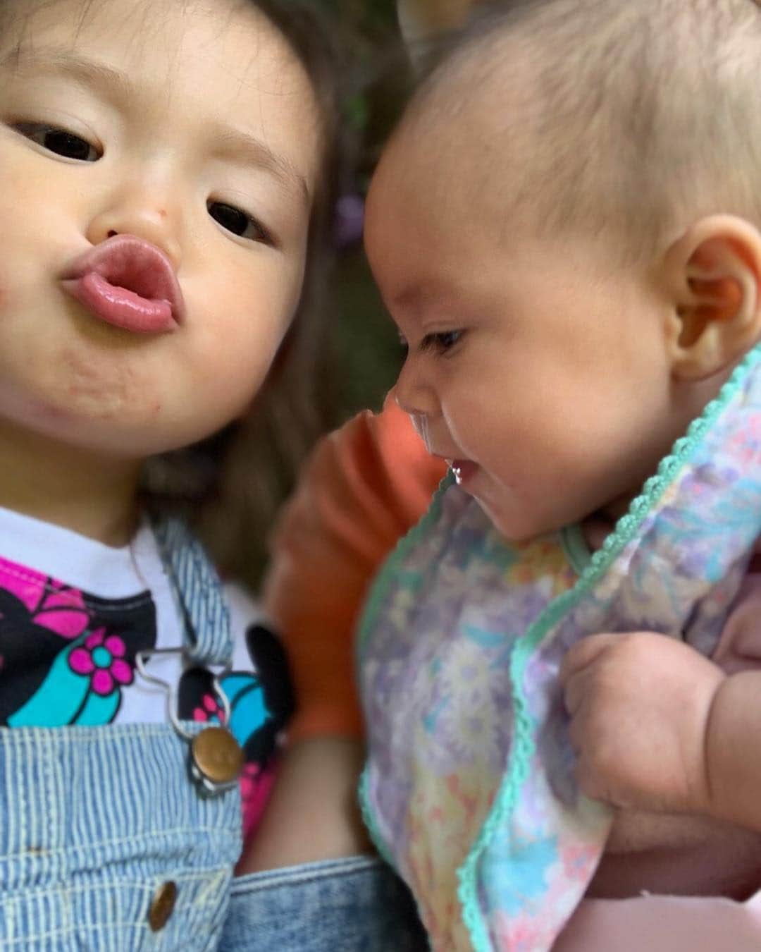土屋アンナさんのインスタグラム写真 - (土屋アンナInstagram)「お姉ちゃんは最近 ちゅう💋が好き にいなぁって言ってちゅうするの💋  #baby #sisters」5月20日 10時14分 - annatsuchiya0311