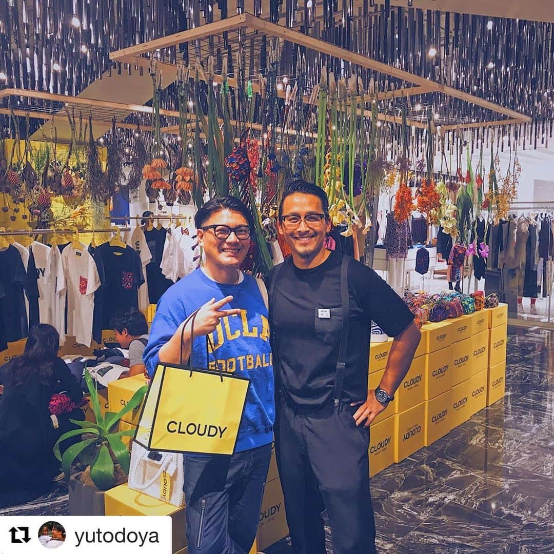 丸山敬太さんのインスタグラム写真 - (丸山敬太Instagram)「とても素敵なプロジェクトです。久々にアフリカの大地に行きたいなぁー。  #Repost @yutodoya (@get_repost) ・・・ @keitamaruyama さんがお店までお越しくださいました！けいたさんありがとうございます^_^けいたさんのトップスが可愛かった。 学生の時に頑張ってケイタさんブランドのメガネを買ったのを思い出しました。  CLOUDY POP UP SHOP @新宿伊勢丹 DAY13を迎え残り2日となりました。昨日もたくさん方にお越しいただきありがとうございました。本日も銅冶は店頭に立たせていただいておりますのでぜひお近くにお立ち寄りの際はお立ち寄りください。 オンラインもリニューアルしました！ 💋💋💋💋💋💋💋💋💋💋💋 CLOUDY×ReStyle vol.4 〈AFRICA⇄TOKYO〉 【会期】5月8日(水)～5月21日（火） 【開催場所】三越伊勢丹新宿店本館3F センターパーク／ザ・ステージ♯3  #keitamaruyama  #伊勢丹で素敵な出会いをいただきました #伊勢丹新宿店  #ポップアップ #restyle #africatokyo  #africa #ghana #cloudy #cloudytokyo  #皆様のお越しをお待ちしております #roundbasketbag #basketbag」5月20日 10時11分 - keitamaruyama