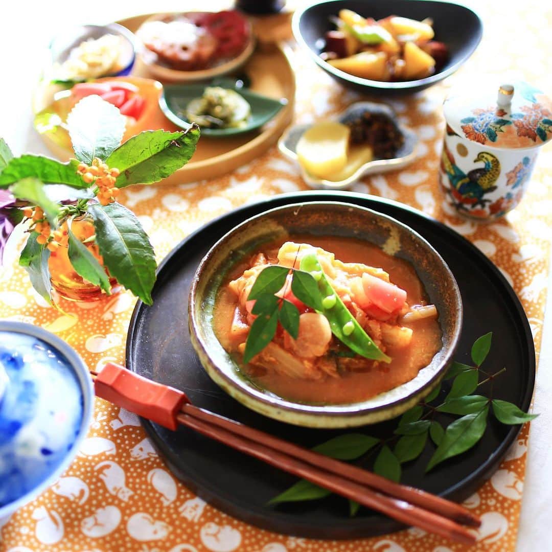 amiさんのインスタグラム写真 - (amiInstagram)「． I made kimchi soup for lunch ． 先日のランチは、糖質0麺とお野菜 たっぷりのキムチスープ♡ ． 暑い日に暑いスープを食べて 元気いっぱい🥺💕 ． スープには @coconomi_141  さんのお野菜を使って🥬🍅🥕 ． お野菜をたっぷり食べると 元気になりますよね♡ ． 紀文さんで、毎月1回更新している 「amiのロカボなおうちごはん」❤︎ ． 今回はこちらのスープのレシピを ご紹介しています😆 今月も見てくださいね❤️ ． ． ↓こちらから❤︎ https://lowcarb.amebaownd.com/posts/6207790 ． ． レシピは @amikuma1219 の ハイライトからも読めます❤︎ ． ご馳走様でした♡ ． ． #coconomi#ココノミ#無農薬野菜#器好き#食器好き#花のある幸せごはん#テーブルコーディネート#テーブルコーデ#和食#キムチスープ#低糖質#低カロリー#ロカボメニュー#ロカボ#手作りごはん ． ．」5月20日 10時11分 - amikuma1219