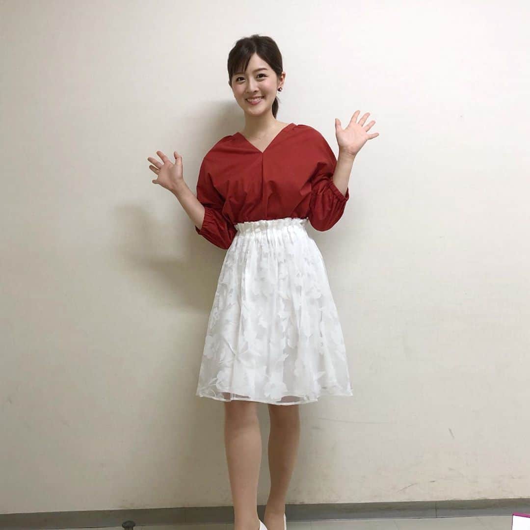 中村秀香のインスタグラム：「今朝は #すまたん お天気担当でした。 ありがとうございました🙇‍♂️ .  #お天気 #だじゃれひでーかどーか  #大きめの傘を持って出かけるのは #可能かのう ？」