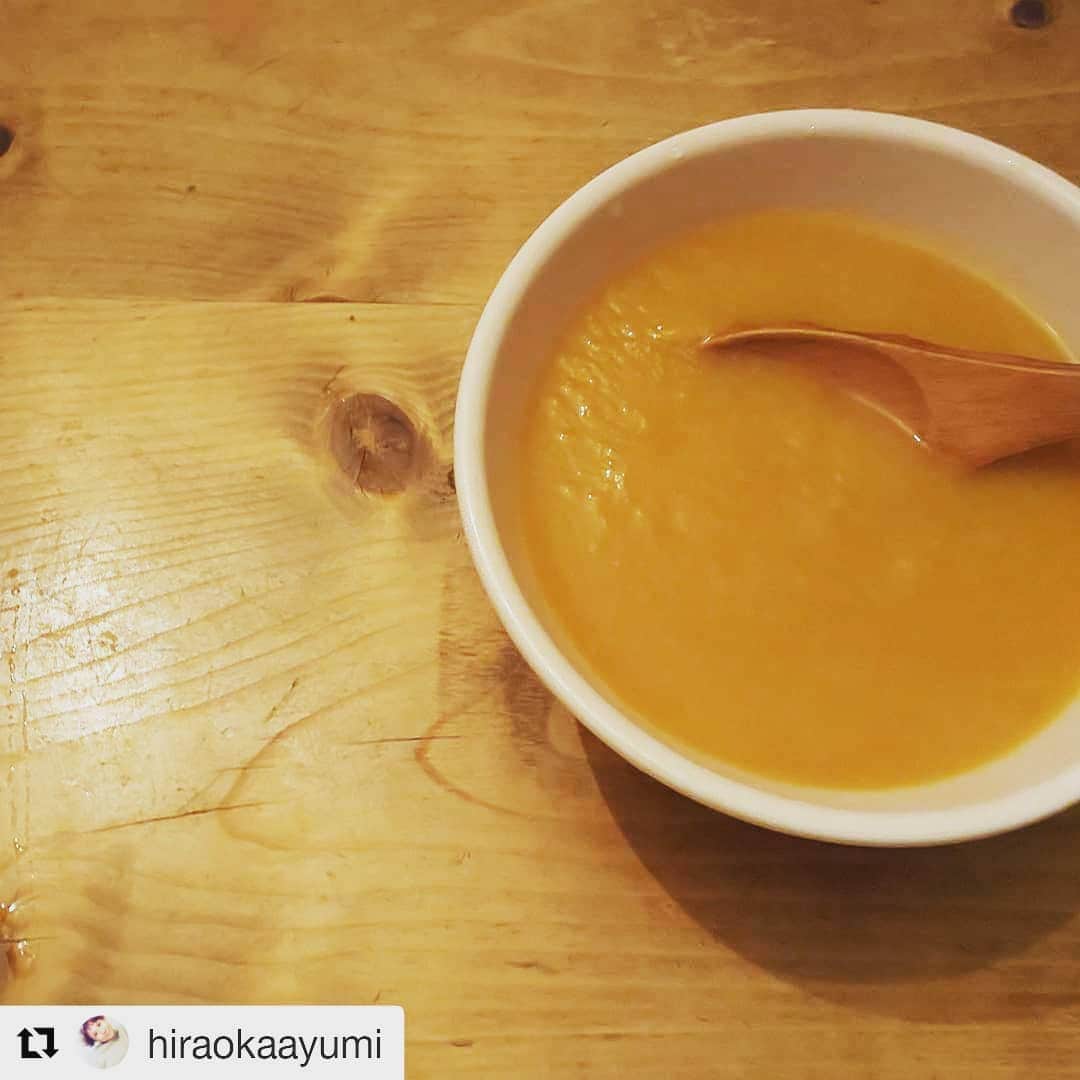 のインスタグラム：「サンシャインジュースのビーガンスープ&ビーガンカレーは、日頃の食事に取り入れて栄養バランスを取ったり、クレンズの準備食や回復食としてより効果的にクレンズしたり、使い方それぞれ色々な楽しみ方があります。ぜひお気に入りを見つけてみてください🌈 #stayjuicy #sunshinejuice #cleanse ##veganfood #healthyfood #diet #クレンズ #スープクレンズ #デトックス  #Repost @hiraokaayumi (@get_repost) ・・・ クレンジングさいごはビーガンスープ✨✨✨明日が楽しみだぁ❤️❤️❤️#サンシャインジュース#クレンジング#いちにちかけて#あしたがたのしみ#アンチエイジング#ビーガンスープ」