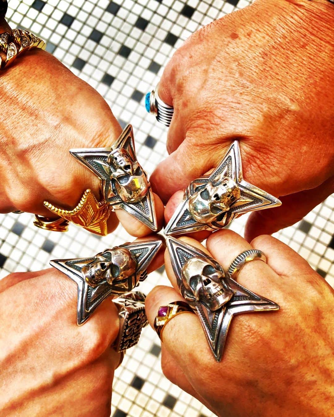 コディ サンダーソンのインスタグラム：「My kind of four of a kind. @raytracey_japan @shojiroseanito @kingtokyooo @beyondcool #silver #skull #navajo #tokyo #omotesando」