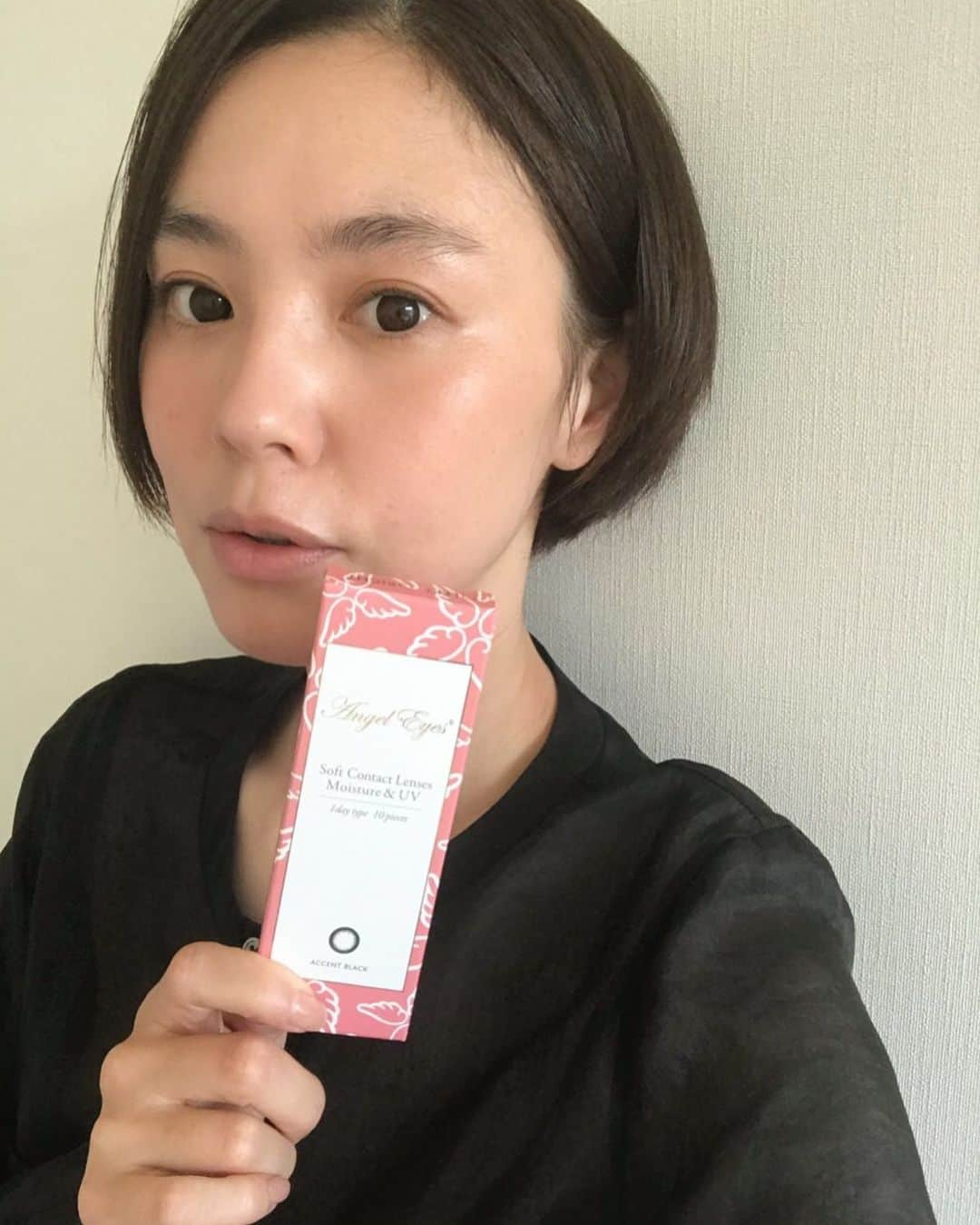 浅見れいなさんのインスタグラム写真 - (浅見れいなInstagram)「コーディネート感覚で使えるエンジェルアイズは大人にも使いやすく、 洋服やメイクに合わせて着用しています。 今日は黒のレンズを着用👁 UVカット＆うるおい成分が配合されたレンズで、紫外線や乾燥から瞳を守ってくれるので 日差しが強くなってきたこの時期にも👍 @angeleyes1day  #エンジェルアイズワンデーUVモイスト #エンジェルアイズワンデー #angeleyes1dayuvmoist #angeleyes1day #カラコン #コンタクトレンズ」5月20日 10時28分 - reina_asami