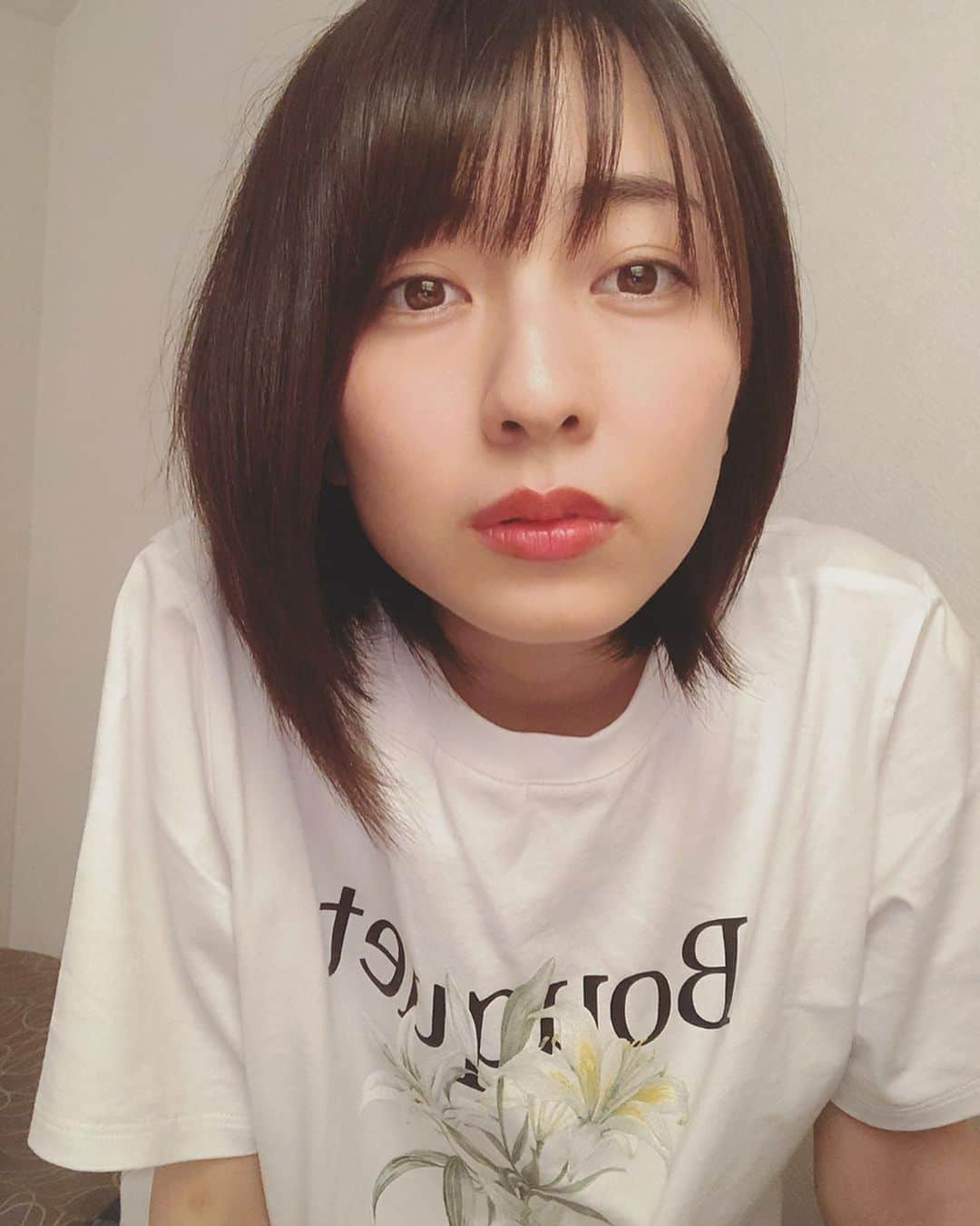 小島梨里杏さんのインスタグラム写真 - (小島梨里杏Instagram)「おはよう。今日は雨が降るみたいですね東京。 晴れて夏日和な日々だったから雨大事ね。  でも気温差の変化に振り回されないように 体調気をつけましょうね。💪🏻☂️ . . メイクについての質問があったので 最近の私的流行りメイクを。🙇🏻‍♀️ . ベース→日焼け止めとBB(@naturaglace_official )にフェイスパウダー #ホワイトプロテクトミネラルパウダー50(@tvandmovie_cosme)  アイメイク→アイシャドウなし。マスカラなし。アイライン(@dejavu_official.jp )はなるべく薄くインラインにのみ。あくまでまつげの間を埋めるだけ。  口元→薬用リップ(@rohto_cp)にくすんだ赤色の口紅(@celvoke.jp ）  眉毛→暗めの茶色(@dejavu_official.jp )  チーク→なし  こんな感じです。日焼け対策はしっかりと。 ノーマスカラが個人的にブームで でもリップだけはちゃんとする、ここ大事。🗒 . 以上、珍しめな投稿してみました、でした！🤖」5月20日 10時33分 - r_riria