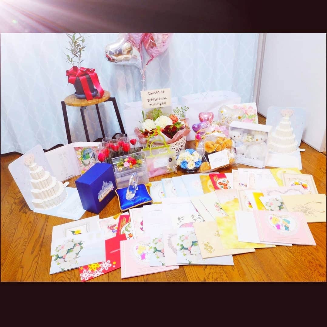 松本隆博のインスタグラム：「。 祝電を下さった皆様へ。 昨日は私の娘の結婚式でした。 祝電を下さった皆様方に御礼 申し上げます。 本当に本当に本当に、嬉しかった です。 本来でしたらおひとりおひとりに 御礼申し上げるべく所です！ ……私自身、、、 気付けば式が終わっておりまして 意識が飛んだままの記念日でし たので失礼ではありますが、 この場をお借りしまして、御礼 申し上げます。 娘も娘婿も大層喜んでおります。 なんか少しだけでも僕は肩の荷が 降りた気分のところです。  秋桜(あきさ)へ。 改めて……結婚おめでとう。 令和元年5月19日  そして本日20日に入籍 いたしました。  おめでとう。  父 松本隆博」