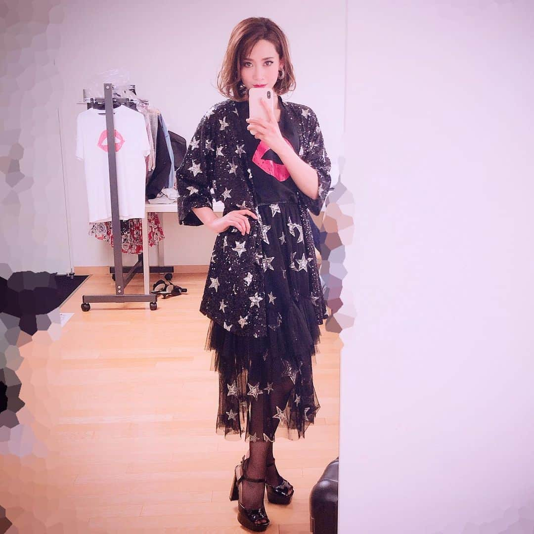 龍真咲さんのインスタグラム写真 - (龍真咲Instagram)「ギラッギラ🤩 名古屋。 決して大阪ではなく。 名古屋。 大阪ストラットを歌いたくなるが。 名古屋。 大阪大阪ええとこやでおいで🤩 が、名古屋。 @ainea_official @iza_official  ツアT、かわいい❤️ 自画自賛です笑  色々とご質問＆メッセージ、少しずつお答えしていきますね❗️ 今週も頑張りましょっ😊✨✨」5月20日 10時37分 - masaki_ryu