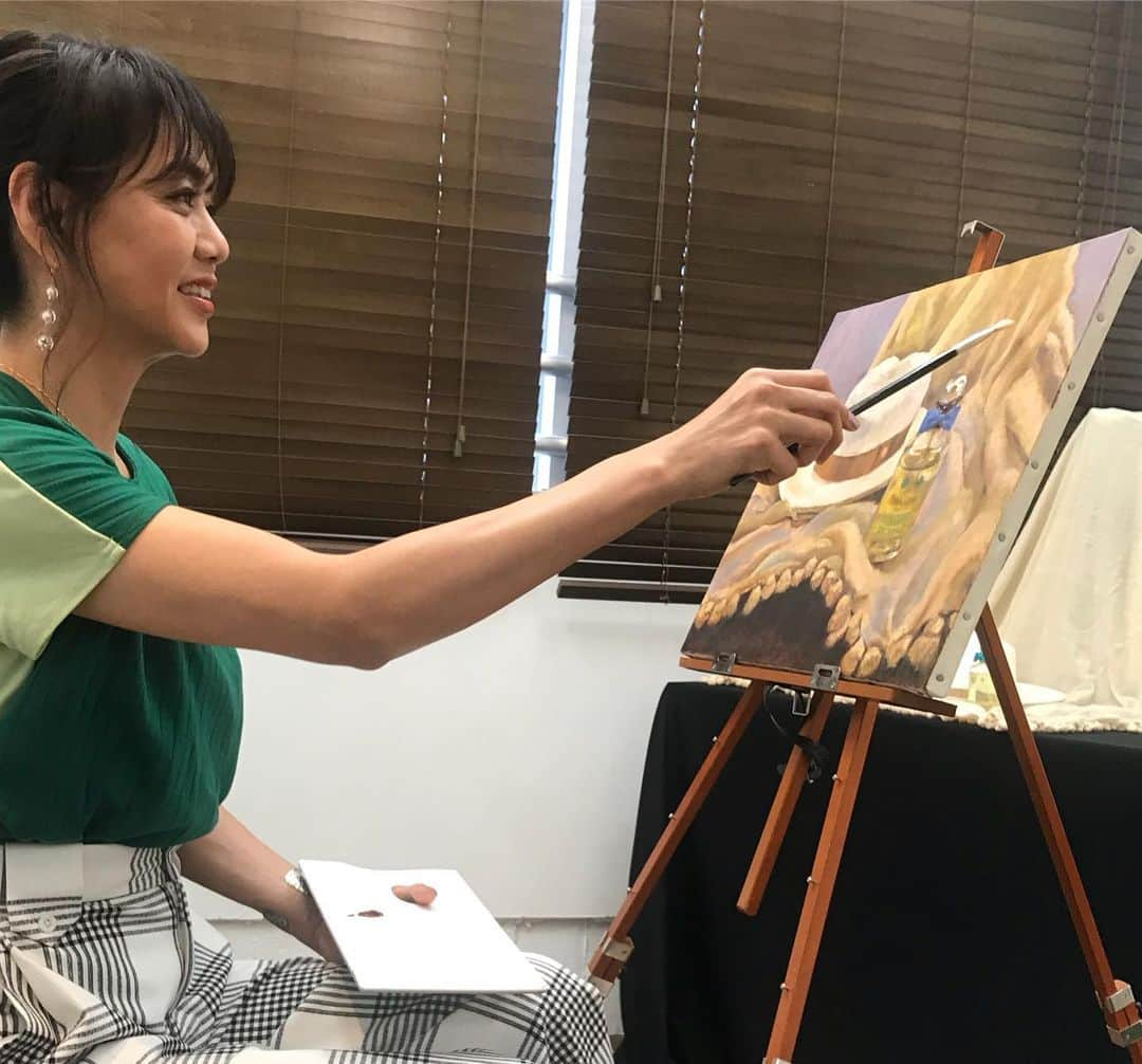 前田典子さんのインスタグラム写真 - (前田典子Instagram)「先日、オンエアでした #プレバト #ザ1カ月 #油絵 を短期集中（3週間）で描きあげました。 査定は #才能あり❣️ ２位をいただきました😊  タイトルは 「夏の予感 」👒 帽子、ストール、香水瓶のファッションアイテムの静物画です。  海岸を渡る潮風、自然のエネルギー、眩しい太陽、白いハットがふわっと飛びそうな。 初夏のワクワク感を感じられるような絵にしたくて。  帽子の軽さ、張り感。素材感 ストールの柔らかさ、軽やかさ、偶然できたストールのドレープやモコモコしたフリンジ。 瓶の丸みと硬さ、透明感、液体、円柱に書く文字 など描写に注意して描きました。  油絵は高校のとき以来ぶりに描きましたよ  プレバトを機会にまた油絵にハマり 次の作品にも取り掛かっています😊」5月20日 10時48分 - maenorichang