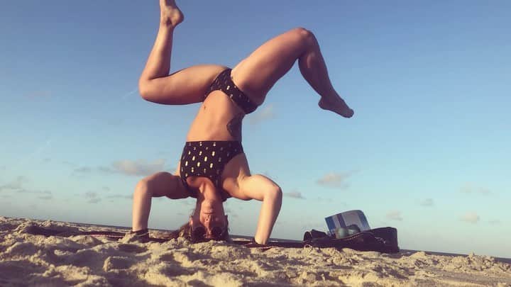 モーガン・キングのインスタグラム：「The Good Life. • • • #sunday #yoga #beachday #restday #vibes #atlanticocean #spiritualgangster #yogaforlifters #liftersyoga #doyouryoga」