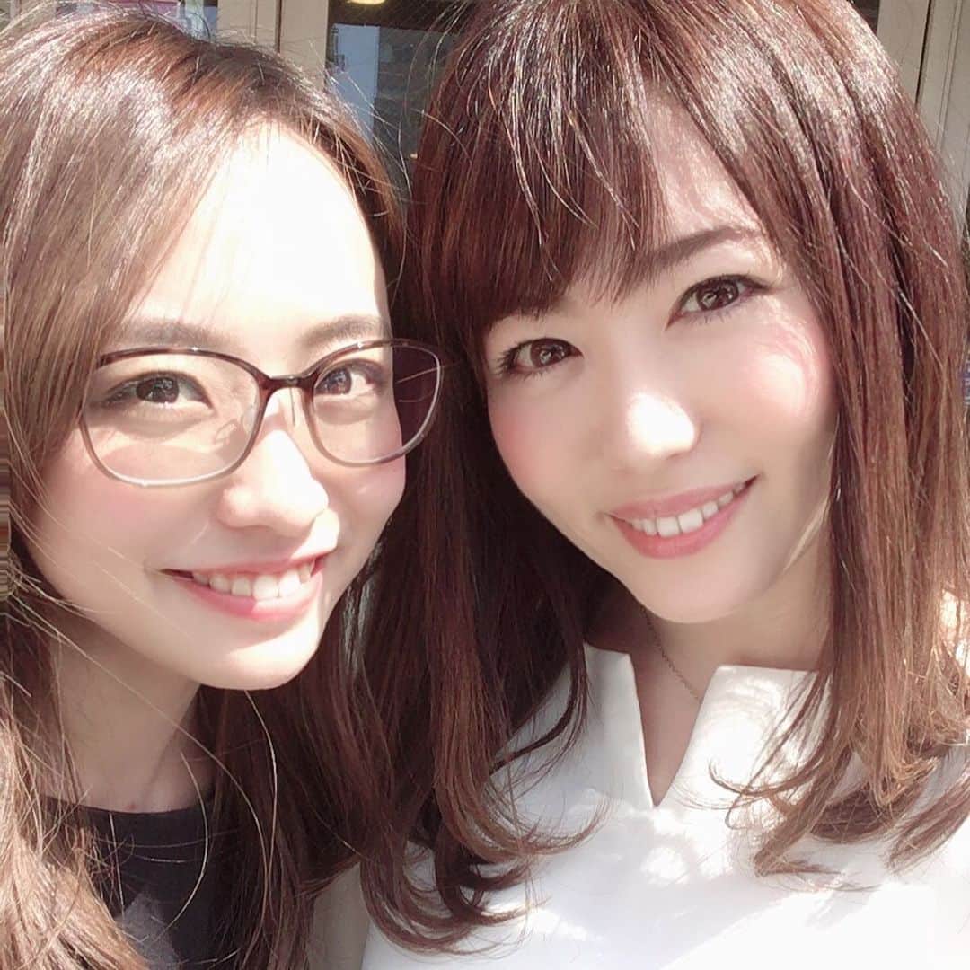 足木優のインスタグラム：「1泊2日の北海道遠征✈️✨withきゃなこ💓💓たくさんの人と再会できて、うれしい2日間✨大好きな笑顔がいっぱい！ お腹いっぱい！スープカレー、お寿司、味噌ラーメン🤤❤️🤤ジンギスカンげと！LeTAOのチーズケーキも！六花亭も笑🍫 久々の北海道は幸せで溢れたぁぁぁぁ💕 体が硬すぎてtake5って😑こりゃ、まずい笑 #北海道 #遠征 #丸山奏子 #幸せいっぱい #ありがとう #体が硬すぎ事件 #ヨガ行きたい」