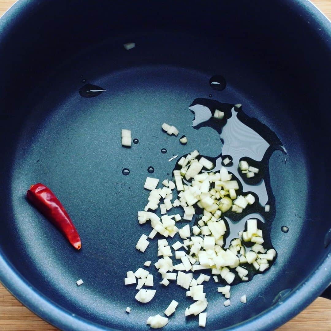 メシ通さんのインスタグラム写真 - (メシ通Instagram)「メジャーなパスタの味付けは、ご飯にもぴったりです。 ご飯は固めに炊くのがポイントです。もち麦にも合いますよ。  またの名を“トマト深川めし”。あさりとトマトジュースで「ボンゴレロッソ丼」【ツジメシの付箋レシピ】 https://www.hotpepper.jp/mesitsu/entry/tsujimeshi/19-10016  #mesitsu #メシ通 #グルメ #あさり #トマトジュース #ボンゴレ #どんぶり #おうちランチ #簡単 #ツジメシ #レシピ #レシピブログ #東京 #asariclam #cockle #tomatojuice #easy #recipe #recipeblog #japan #tokyo #tsujimeshi」5月20日 10時50分 - mesitsu