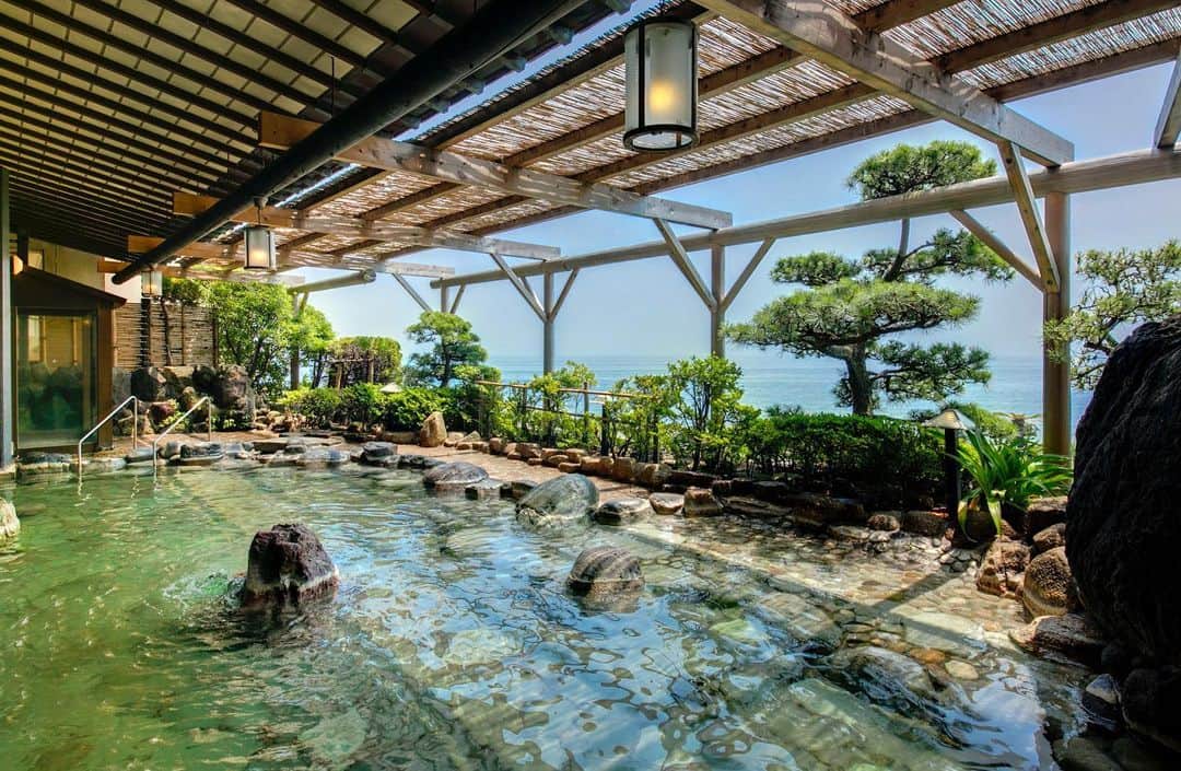 のインスタグラム：「. 東伊豆 稲取温泉の旅館『稲取銀水荘』です。 詳しくはプロフィールURLをご覧ください。 ご家族で、カップルで、親しい仲間と、、、 ひとり一人の旅に寄り添う7つのお寛ぎスイートから深まるおもてなしをお届けします。  稲取銀水荘 〒413-0411 静岡県賀茂郡東伊豆町 稲取1624-1 TEL:0557-95-2211（代表） . . #稲取銀水荘#銀水#銀水荘#静岡#静岡県#伊豆#伊豆旅行#伊豆観光#旅行#旅#旅女#旅スタグラム#温泉#温泉旅行#温泉好き#温泉同好会#温泉女子#伊豆元気旅#いいね伊豆#旅のしおり#癒しの空間#癒しの時間#休日#デート#休日デート#絶景#最高#ホテルからの眺め#高級旅館#ペット可」