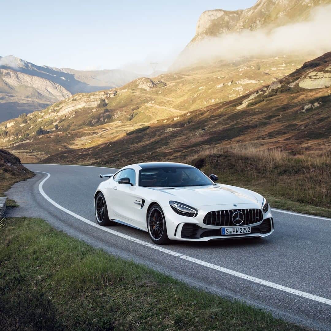 メルセデス・ベンツさんのインスタグラム写真 - (メルセデス・ベンツInstagram)「Taking the Mercedes-AMG GT R for a spin in the mountains. 🏔 📸: @lumafoto for #MBsocialcar [Mercedes-AMG GT R | Kraftstoffverbrauch kombiniert: 12,4 l/100 km | CO₂-Emissionen kombiniert: 284 g/km | mb4.me/nefz]  #MercedesAMG #AMG #GTR #cars247 #car #cars #awesomecars #carsofinstagram #amazingcars #DrivingPerformance #supercars」5月20日 11時00分 - mercedesbenz
