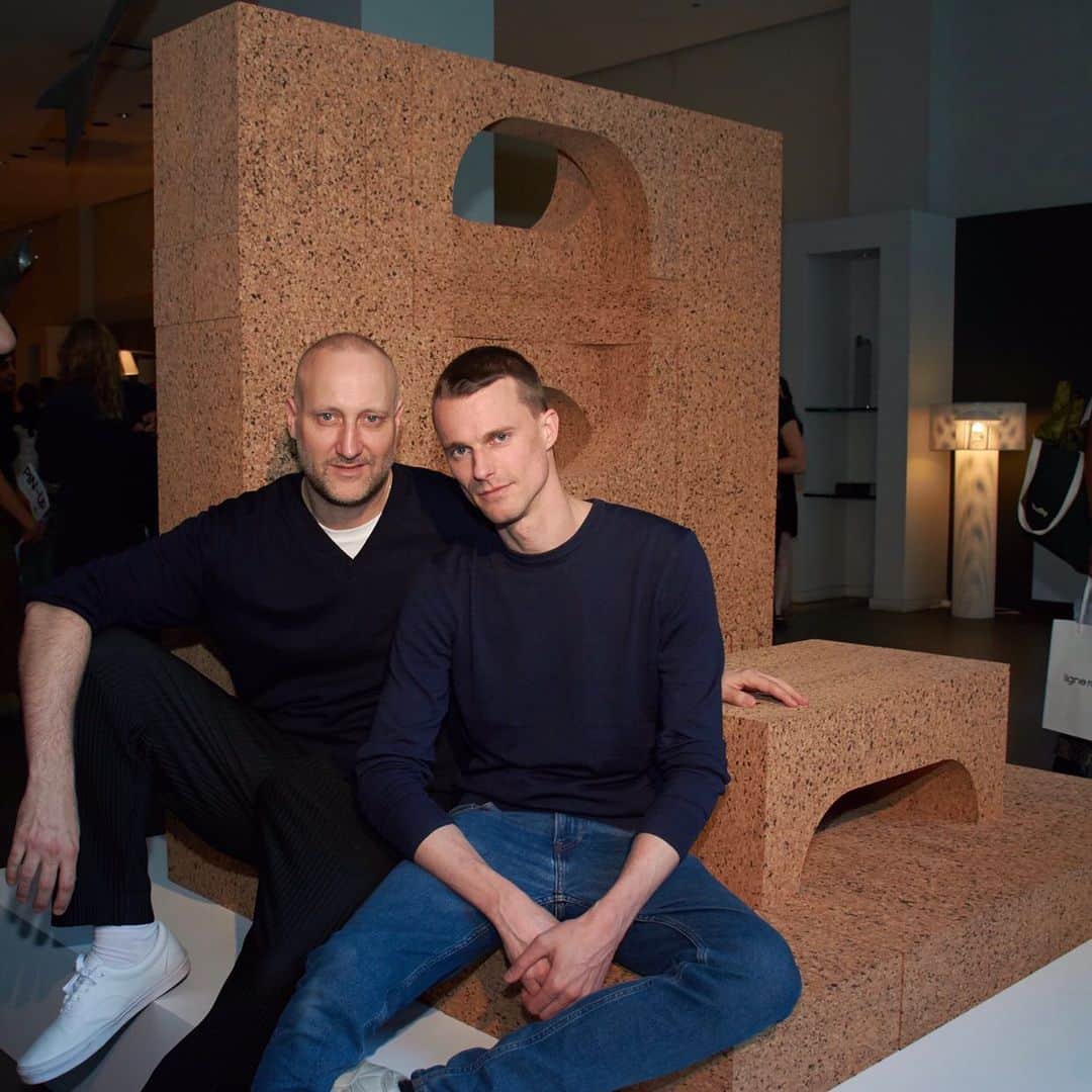 Ligne Rosetさんのインスタグラム写真 - (Ligne RosetInstagram)「Scenes from the opening reception for Ligne 102 - an installation by architect @bernard_dubois curated by @pinupmagazine.⠀ ⠀ Featured: Architect @bernard_dubois & @pinupmagazine creator Felix Burrichter. Swipe to see @bernard_dubois, Felix Burrichter, Antoine Roset, Roset Corp, Simone Vingerhoets-Ziesmann, Managing Director, Americas, Roset USA Corp.⠀ ⠀ Swing by to explore the installation of precisely constructed geometric forms made with @amorimcork. Now-June 2: 250 Park Ave South.⠀ ⠀ 📷: Isaac Anthony Féria for @pinupmagazine⠀ ⠀ #Ligne102 #LigneRoset #pinupmagazine #bernarddubois」5月20日 11時01分 - ligneroset