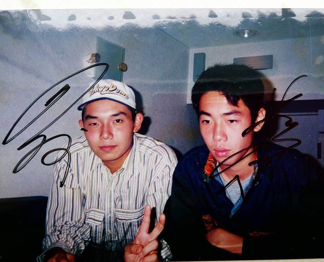 そうすけのインスタグラム：「高校2年の時の写真がでてきた  同級生だった元相方の山内っちゃんと。 この時から一丁前にサインなんて考えていた。  しかし、東京ドームの帽子って  #帝京高校 #野球部とサッカー部 #サブロクモンキーズ #東京ドーム #帽子 #服装もダサい #この時からコンビ組んでネタをやっていた  #確か杉浦と山内って名前だから上をとって確かスザンヌっていうコンビ名でやっていた #山内はいつもカメラ目線じゃない」