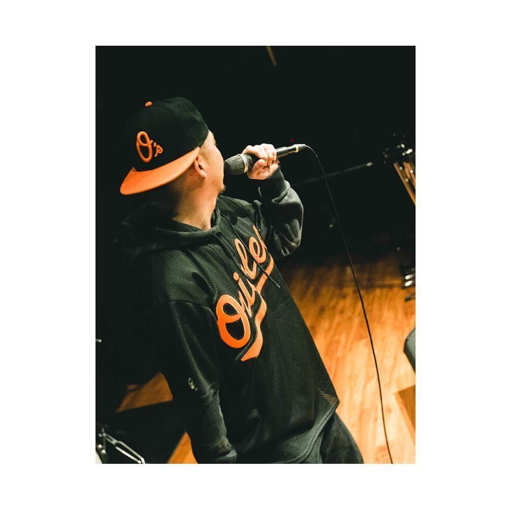 New Era Japan オフィシャル Instagram アカウントさんのインスタグラム写真 - (New Era Japan オフィシャル Instagram アカウントInstagram)「雑誌『Ollie』とのコラボレーション企画。ニューエラジャパンの公式YouTube・INSTAGRAM TVにて、インタビュー動画も公開中です。  Rapper DAIA Fitted Size：7 3/4 「ロゴのO＝出身地の沖縄。〈お前オリオールズファンだろ？〉って言われても、〈これは沖縄のOだよ。お前分かってないな！〉って言えるさ？　やっぱそういうふうに自分を持っていないと、なんでもカッコつかないよな。ニューエラのルーツが、俺の中ではコレ！」 #NewEra #ニューエラ #NewEraJapan #59FIFTY #olliemagazine #olliemag #ollie」5月20日 11時14分 - newerajapan