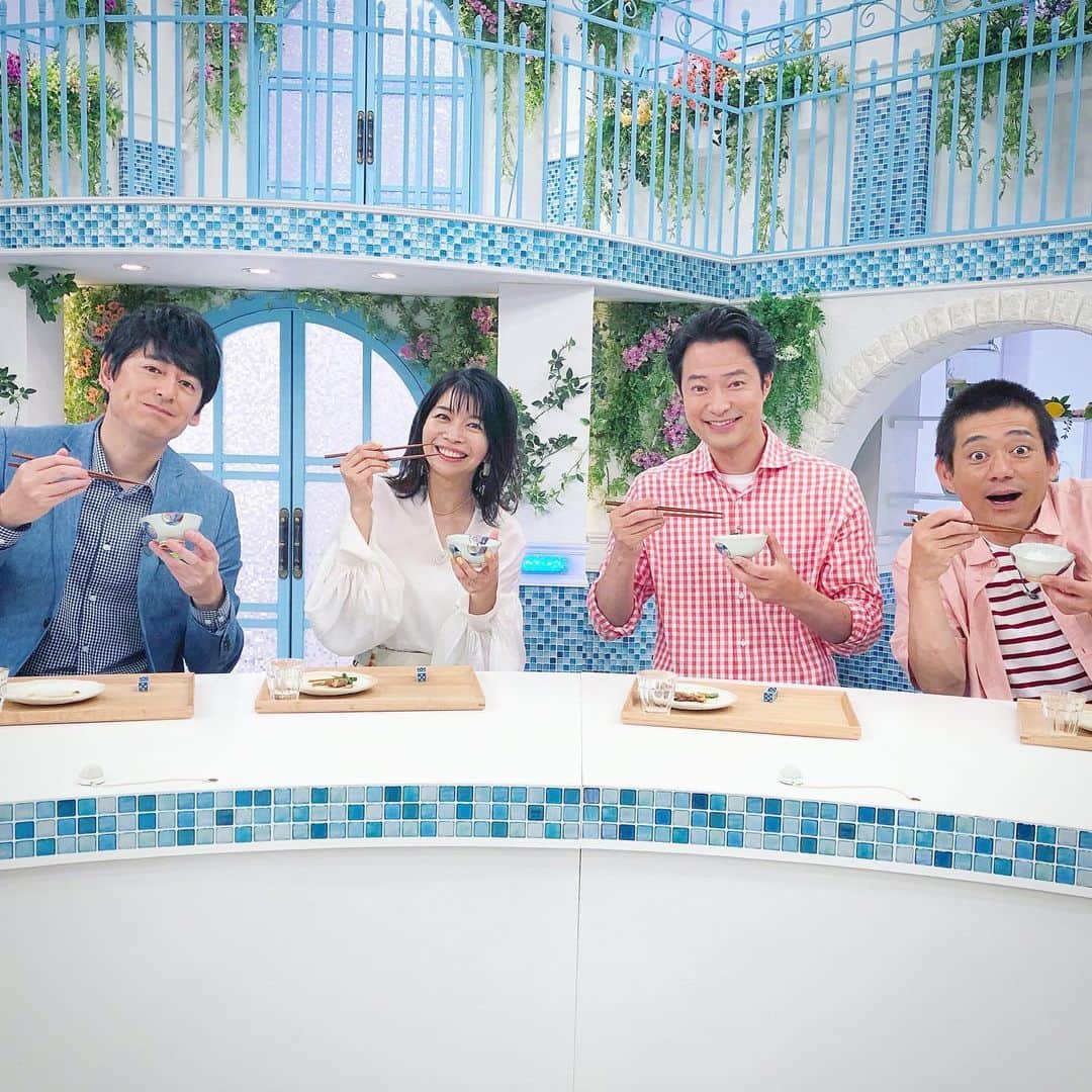 のインスタグラム：「「あさイチ」生出演してきました〜  新生姜と豚肉炒めが美味しくて、放送終了後も居残りゴハンしていた4人でぱちり😀 .  #NHK#あさイチ #博多華丸大吉 さん #前川泰之 さん #ワイワイと楽しかった♡」