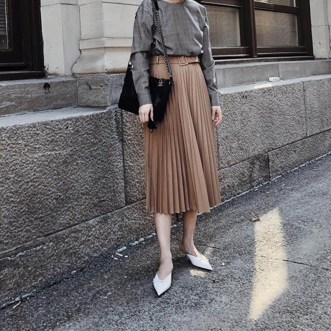 mixmatchisthekeyのインスタグラム：「#pleatedskirt 📷 @mich.miich」