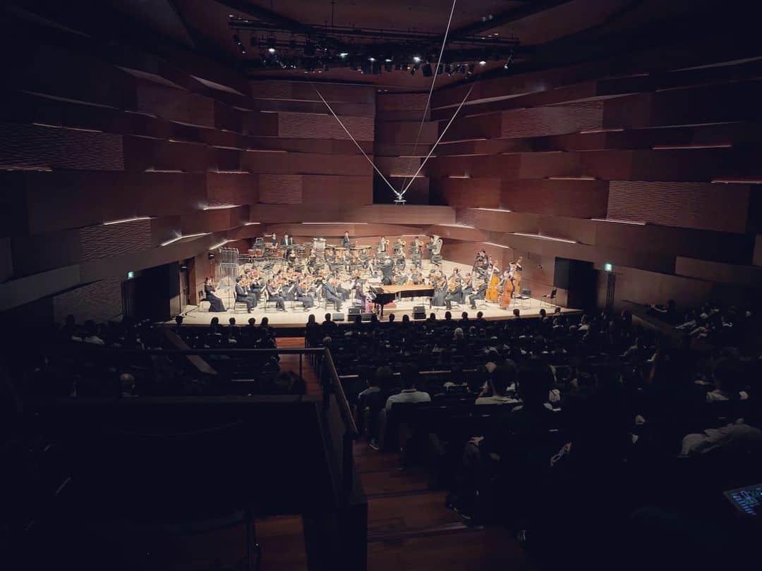 鈴華ゆう子さんのインスタグラム写真 - (鈴華ゆう子Instagram)「東京音楽大学中目黒・代官山校こけら落とし鈴華ゆう子スペシャルコンサートでした。 母校でオーケストラとのコンサート。私の原点はやはりクラシックだと心から思えた日でした。チェリストの向井さんと演奏した結ノ道は特別だった！指揮者の西口さんはじめ、コンマスの谷崎さん、オケの皆さまありがとうございました！！(*´艸`) #tcm #東京音楽大学 #鈴華ゆう子#yukosuzuhana #東京音大」5月20日 11時24分 - yuko.suzuhana