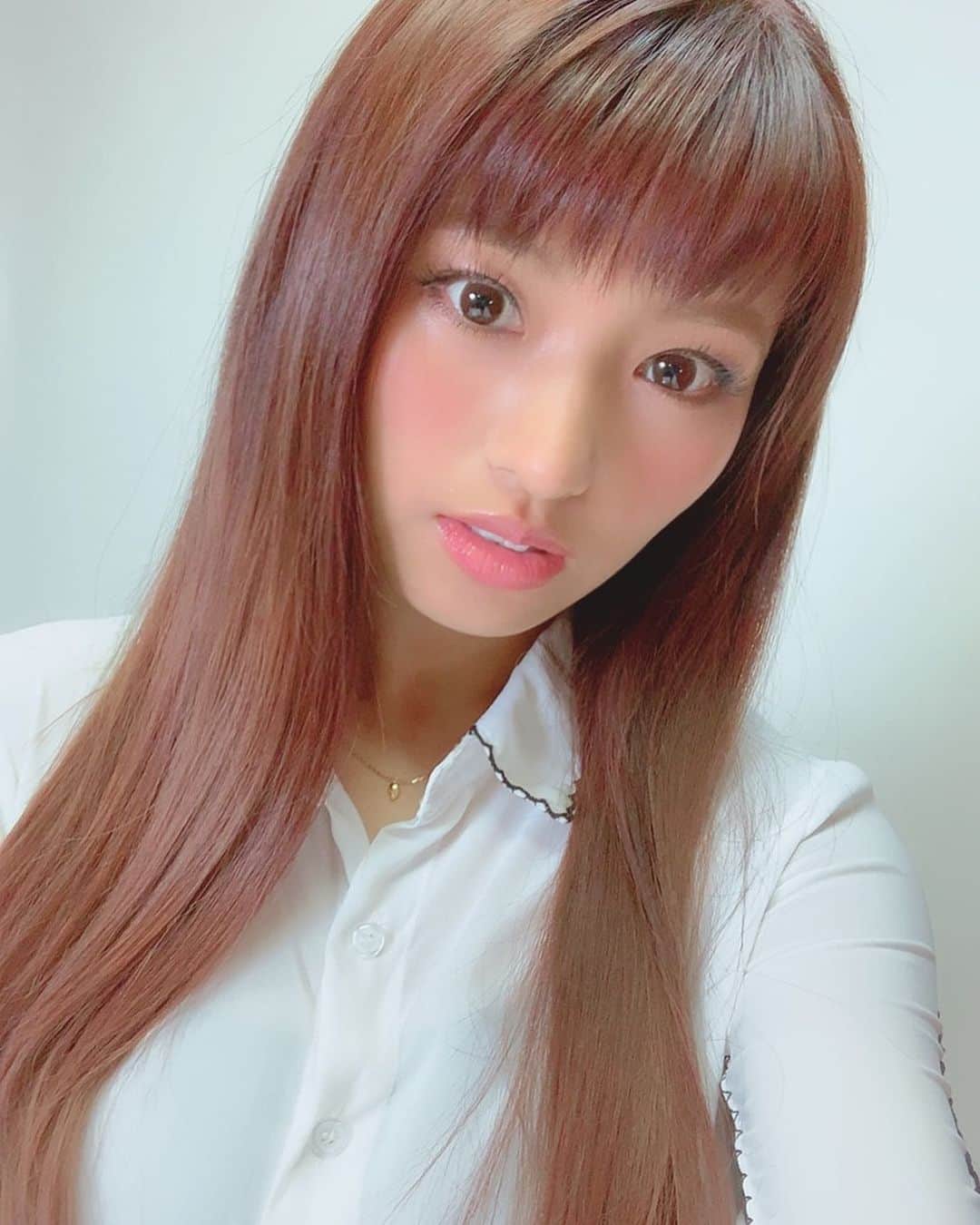 のインスタグラム：「. ストレートアイロンって 本当に綺麗に真っ直ぐになりますねぇ。 . 丁寧に丁寧にセットしてくださる ヘアメイクさん。ありがたや…😭」