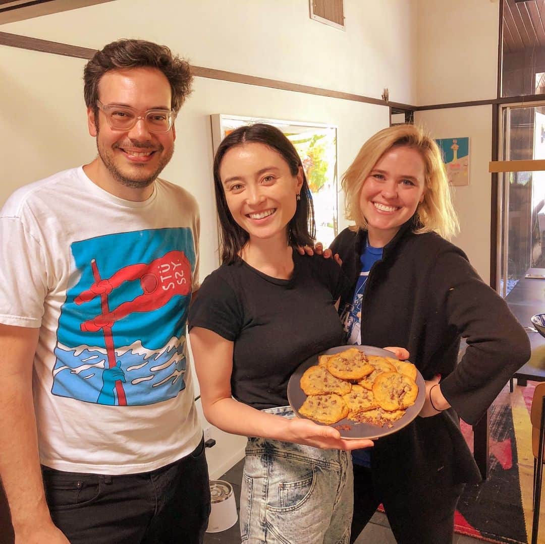 エミ・マイヤーのインスタグラム：「Eating delicious cookies from friends @georgiamischak and @nelsonmodesquad Be sure to check out his show @nbcabbys 🍪 新しいお友達の手作りクッキーを頂きながらゆっくりとした日曜日。猫が3匹もいて、娘と色合いが似た1歳のロッキー。音楽とはまた違う業界だけれど、俳優として頑張っているお友達、私生活も充実していて尊敬します！#milkbarrecipe#nbcabbys」
