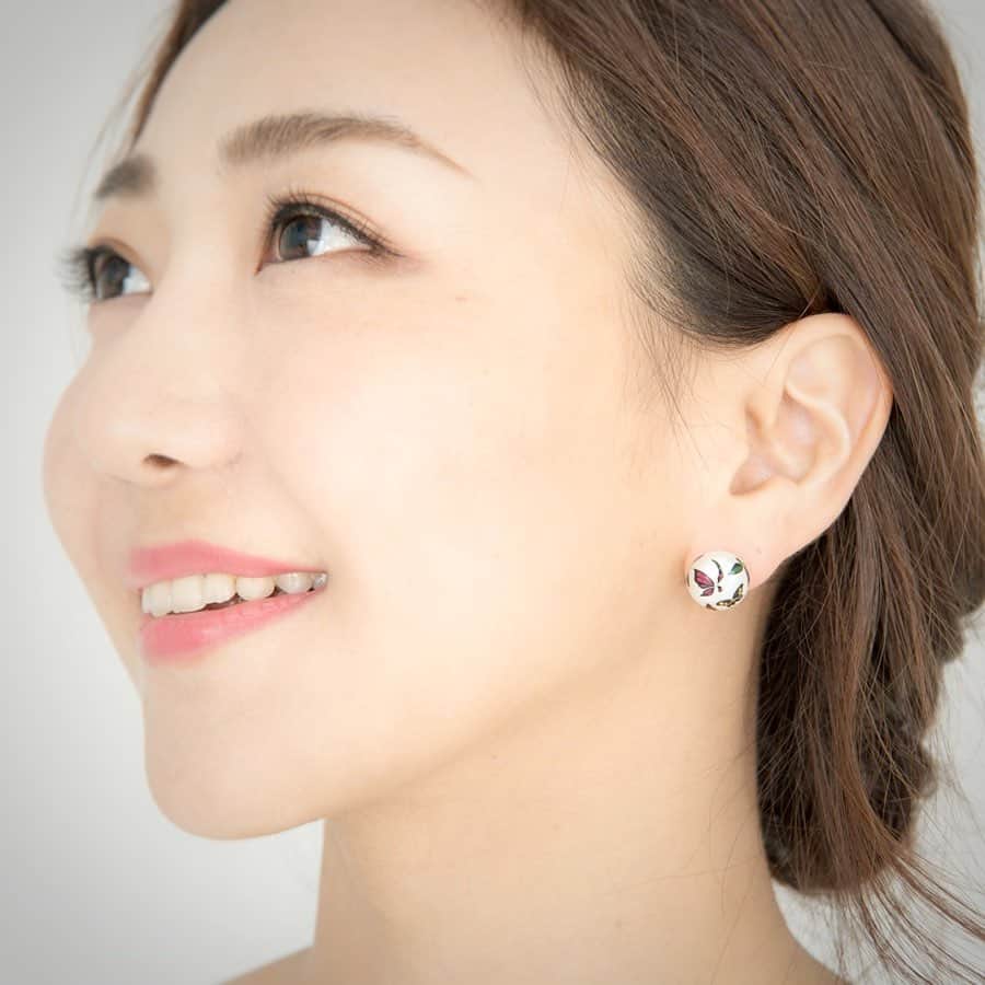 透水さらさのインスタグラム：「先日ストーリーでは少し載せさせていただいたのですが、2年ほど前から、ジュエリーブランドを立ち上げる準備をしておりました﻿ ﻿ blanca.310﻿ (@blanca.310 ) ﻿ ﻿ という名前です。﻿ 父が蒔絵職人ということもあり、幼き頃から伝統技術に触れながら育ち、その繊細な美しさをもっと沢山の方々に見ていただきたいという思いから誕生しました。﻿ ﻿ 国産パールに、金蒔絵や色蒔絵、螺鈿(らでん)で絵付けしております。﻿ ひとつの作品に役1ヶ月ほどの時間を費やすのでほぼ一点ずつとなっております🙇‍♂️﻿ 父と、金沢の女性の蒔絵職人さんにお願いして、手作業で丁寧に制作しております。﻿ ﻿ ﻿ こちらの写真にはまだないのですが、仕上がった蒔絵のジュエリーに、更にダイアモンドを施しました。﻿ 400年もの歴史あるインドのダイアモンドジュエリーの(@alok.rakyan )さんにプロデュースしていただき、今回、京王プラザホテルにて行われたジュエリー展にて発表する事ができました😊﻿ ﻿ ﻿ まだまだ作品を増やしている状況なので、ネット販売などは行っておりません💦﻿ ﻿ また投稿させていただきますのでどうぞ応援よろしくお願いします🙇‍♂️﻿ ﻿ ﻿ 本業の歌手活動はもちろん続けておりますのでそちらも応援よろしくお願いします😂 #蒔絵#ジュエリー#blanca.310 #はじめまして#透水さらさ」