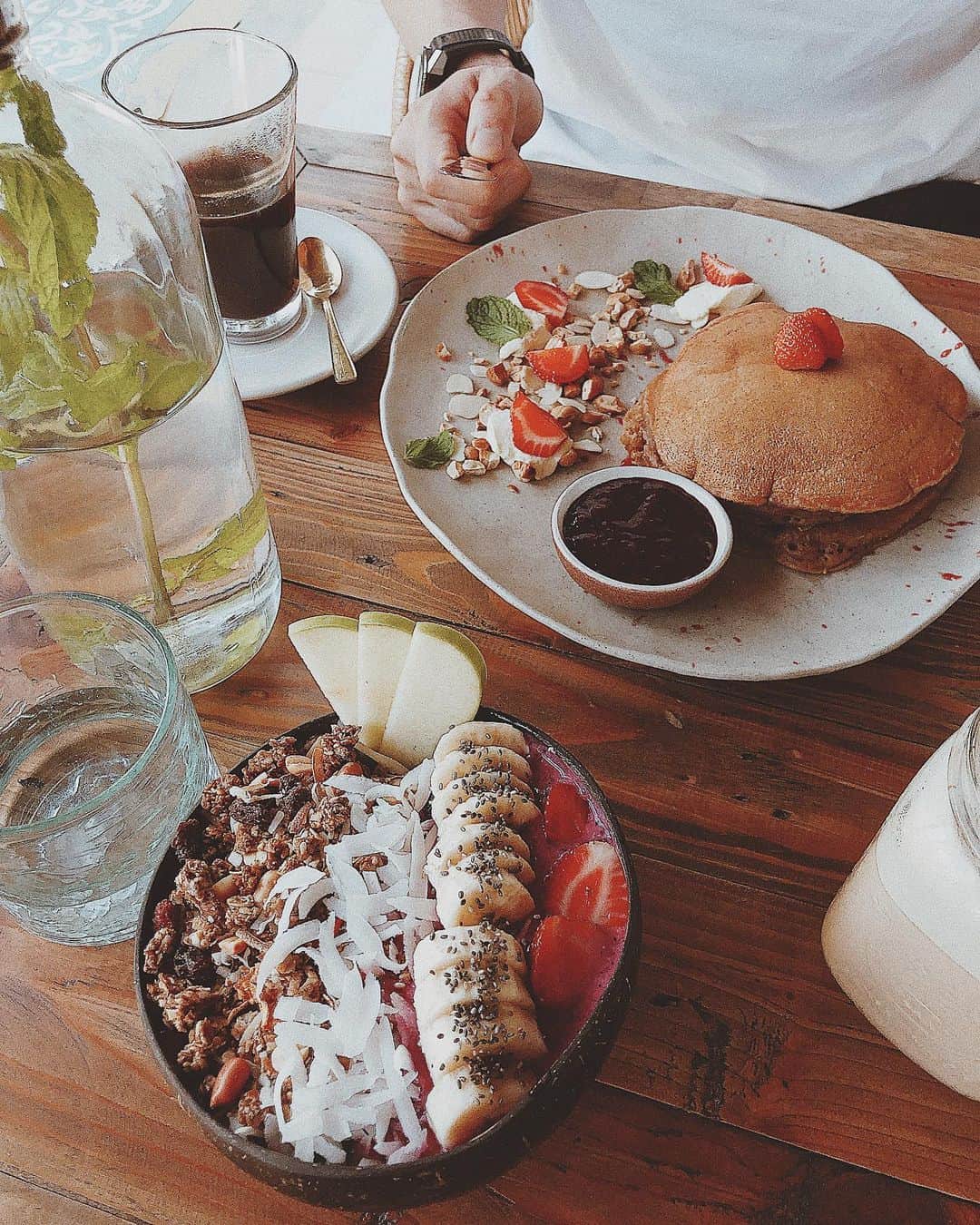 須田朱音さんのインスタグラム写真 - (須田朱音Instagram)「𝗕𝗿𝗲𝗮𝗸𝗳𝗮𝘀𝘁. . #bali #goodmorning #dreamseacanggu #canggu #cafe #breakfast #goodmorning #fruitbowl #pancakes」5月20日 11時22分 - akane_godo