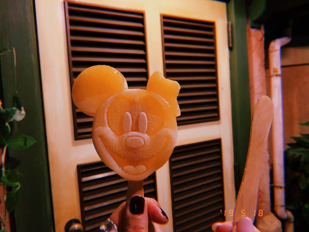 野呂佳代さんのインスタグラム写真 - (野呂佳代Instagram)「🌖🍦 #東京ディズニーランド  #tokyodisneyland  #うさたま大脱走  #ハッピーイースター  #ミッキーアイスバー  #ミッキーアイスバートロピカルフルーツ」5月20日 11時25分 - norokayotokyo