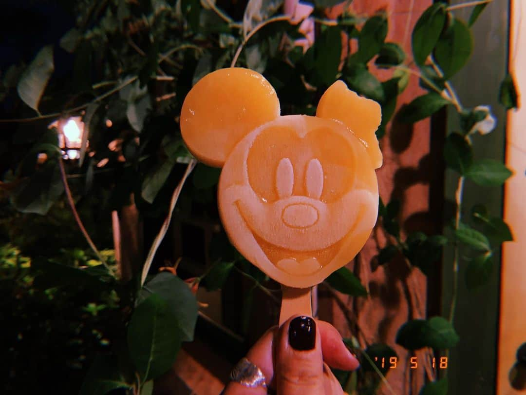 野呂佳代さんのインスタグラム写真 - (野呂佳代Instagram)「🌖🍦 #東京ディズニーランド  #tokyodisneyland  #うさたま大脱走  #ハッピーイースター  #ミッキーアイスバー  #ミッキーアイスバートロピカルフルーツ」5月20日 11時25分 - norokayotokyo