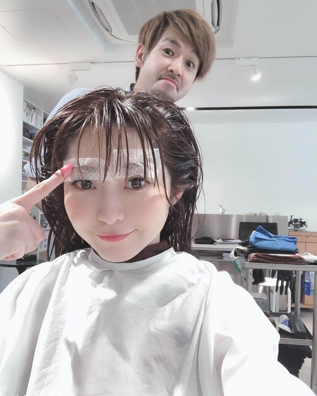 折原みかさんのインスタグラム写真 - (折原みかInstagram)「@landpa_official でいつも香草カラーでヘアケアしていただいている私です。最近気に入ってやってもらっているのが、このまゆげカラーリングです。 アイブロウマスカラ要らずになるから、お化粧の時間が断然短くなっておススメです😊✨ 担当は@idyssey14 自撮りに入りたがる病気とカメラを向けられると変顔しちゃう病気の持ち主ですw彼女募集中!!! #ランドプランニングアソシエーツ #香草カラー #ヘアケア #まゆげ染め #まゆげカラーリング #眉毛カラーリング #アイブロウ #アイブロウマスカラ #アイブロウマスカラ要らず #時短メイク #朝楽々 #おすすめ #ヘアサロン #高円寺 #花と風 #変顔 #麻呂 #自撮り女子 #紹介割引あります #サロモ #ヘアカラーモデル #model #followme #イメチェン #前髪カット #haircolor #hairsalon」5月20日 11時36分 - mikaorihara