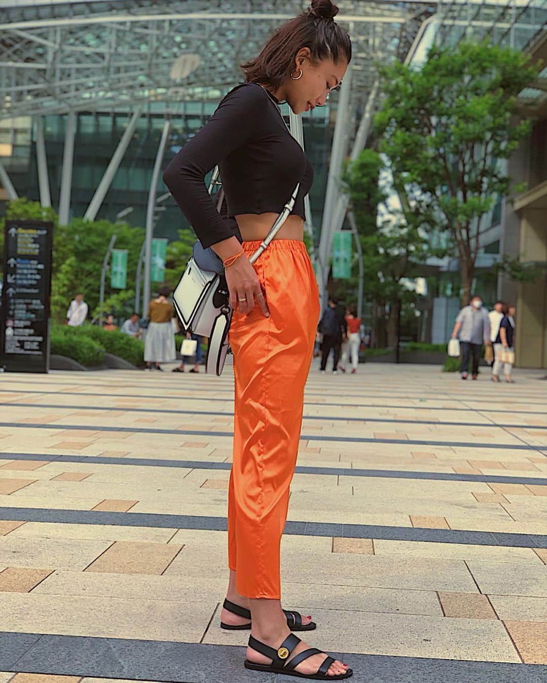 愛菜さんのインスタグラム写真 - (愛菜Instagram)「Day Off 🧡 . . new🌟 CHARLES & KEITH bag & sandal @charleskeith_jp デザインもどれも すごく可愛いくて 使いやすくて履きやすいし ヘビロテお気に入り💋 . . エミリとわんちゃん達とも 会えて良い休日だったよ🐶🎶 . . #ImwithCHARLESKEITH #fashion #orange」5月20日 11時50分 - ainaaa0622