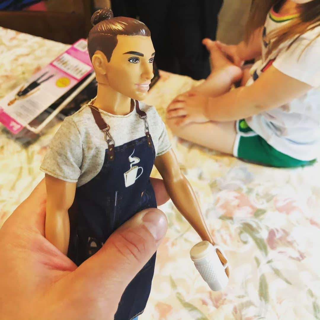 アンドリュー・ラネルズさんのインスタグラム写真 - (アンドリュー・ラネルズInstagram)「This is Barista Ken. Please note his man bun. My niece has named him “Scooter.”」5月20日 11時45分 - andrewrannells