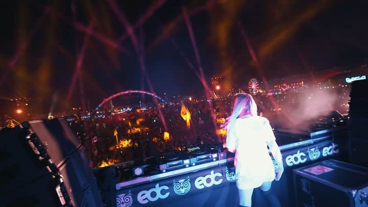 アリソン・ワンダーランドのインスタグラム：「got my hands on the stems to song 2 by Blur so I messed around last week and made this lil fun thing for @edc_lasvegas 👀 I love u all thanks for the crazy energy I appreciate every second of this life. Life is a trip」