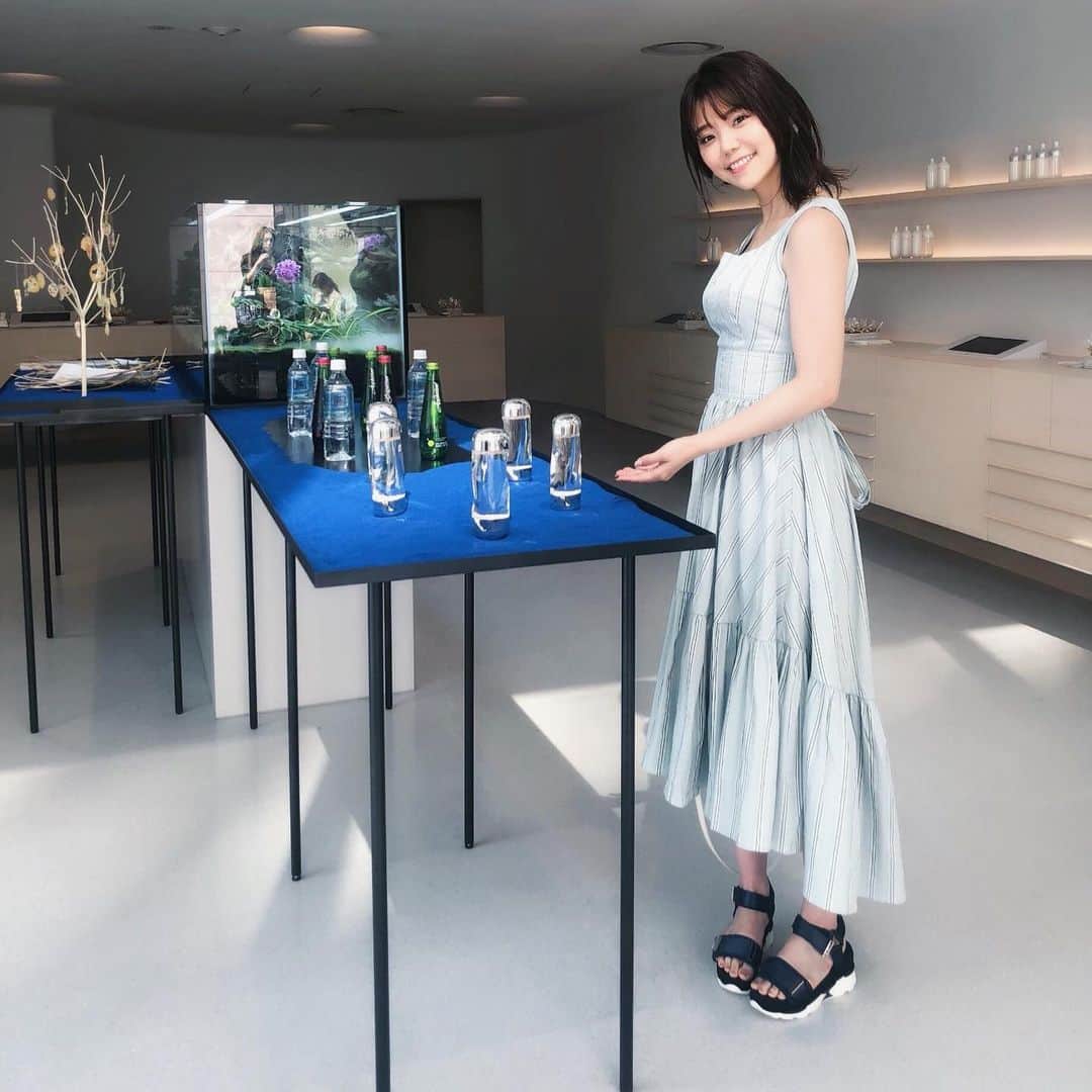 林村ゆかりのインスタグラム：「スキンケアやメイク用品も愛用中のイプサ青山店オープンイベントへ行ってきました！ 今日からオープンのようです✨  ただ美しいだけでなく、根底の美的生命力を高めるイプサのテーマを表現したアクアズームが出迎えてくれます❤︎ アクアズームとは、植物や微生物が共存して生命活動を行なっています。コケに付着している種によって数ヶ月から数年で小さな生態系ができるんだそうです😊  オープンイベントは肌診断テストや、腸と脳からみたインナーバランスケア測定、ミニアクアズームをつくりもしましたよ！ インナーバランスが少し弱っていたようなので良く食べ物を噛むようにご指導受けました😄  今後も様々な測定コンテンツ＆オリジナルレシピが季節ごとに展開されていて盛りだくさんだから行ってみてください！  インナーバランスケア測定が‪7月11日〜17日‬で、ミニアクアズームワークショップは‪7月19日‬に一般の方も予約制で参加できるのでご興味ある方はぜひ！  #ipsa #イプサ #ipsaaoyama #イプサ青山 #ipsa青山 #アクア #ザタイムRアクア #ME #ミニアクアズーム #PR #美容#美容好き#スキンケア#愛用品#肌診断#メイク#メイク用品」