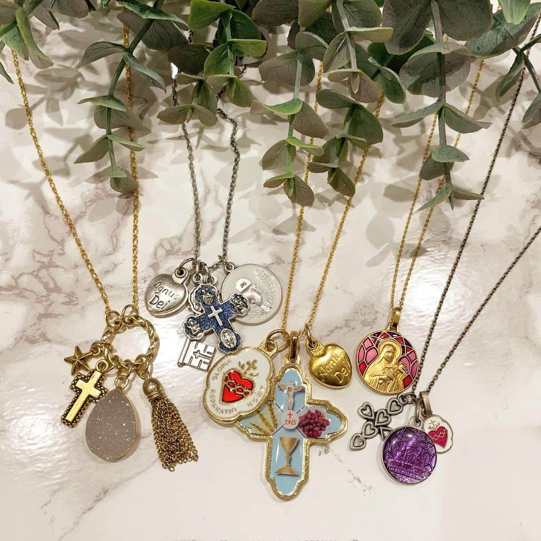 BOX CHARM Industryさんのインスタグラム写真 - (BOX CHARM IndustryInstagram)「. 先日入荷したメダイは MIXすると、とっても可愛いです🥺⛪️💗 . オンリーワンの組み合わせ 探してくださいね☺️ . .  #boxcharm  #boxcharmindustry #osaka#LUCUA1100 #accessory #charm #jewelry #handmade #original#bracelet #earring#necklace#ring #大阪 #梅田 #ルクアイーレ #5階#ボックスチャームインダストリー #アクセサリー#チャーム #手づくり#オリジナル#ブレスレット #イヤリング#ネックレス #フランス#パリ#教会#メダイ#じゃらじゃら」5月20日 11時53分 - bcindustry_